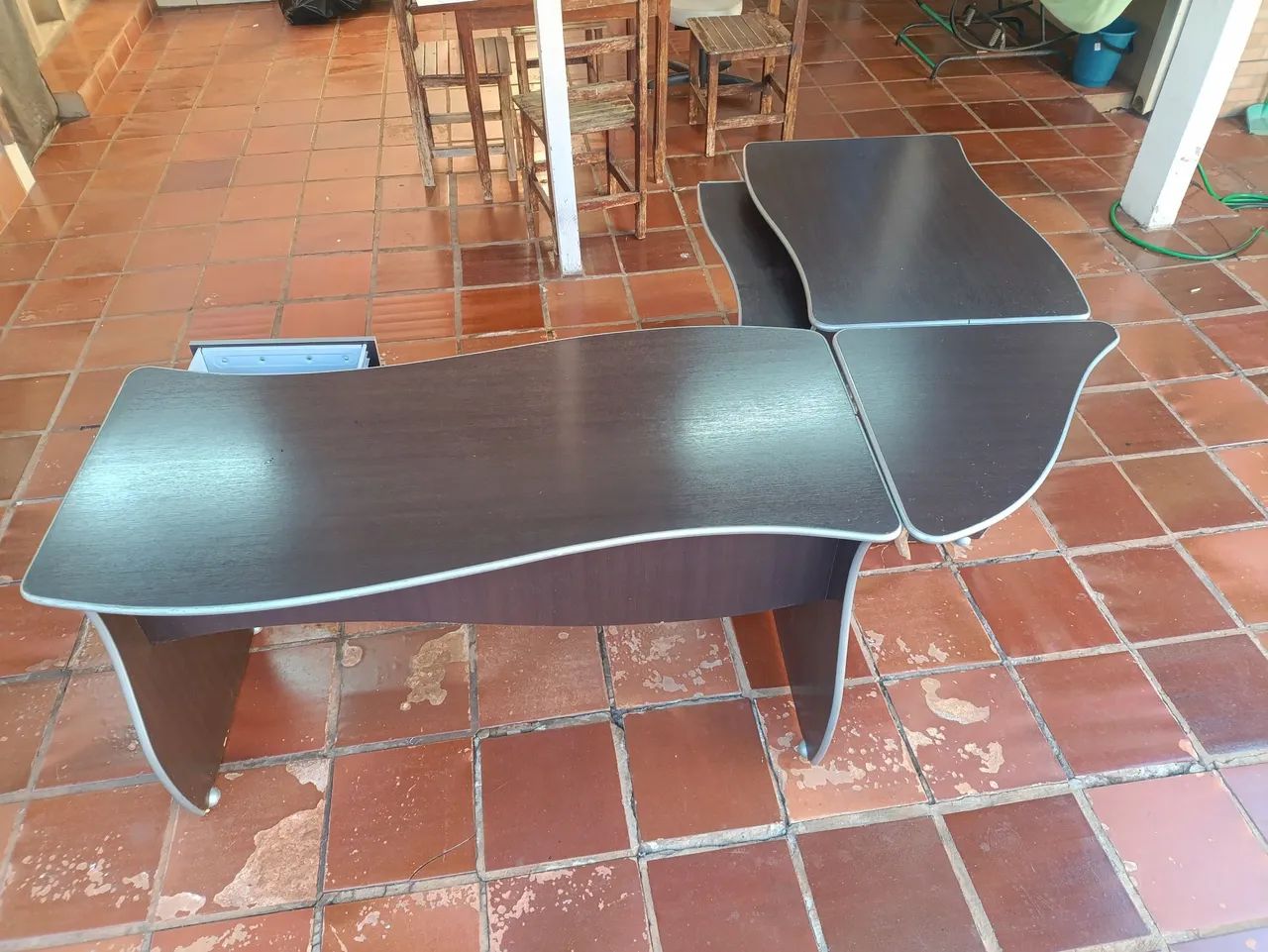 Mesa em "L" semi nova para escritório, duas gavetas. - Foto 4