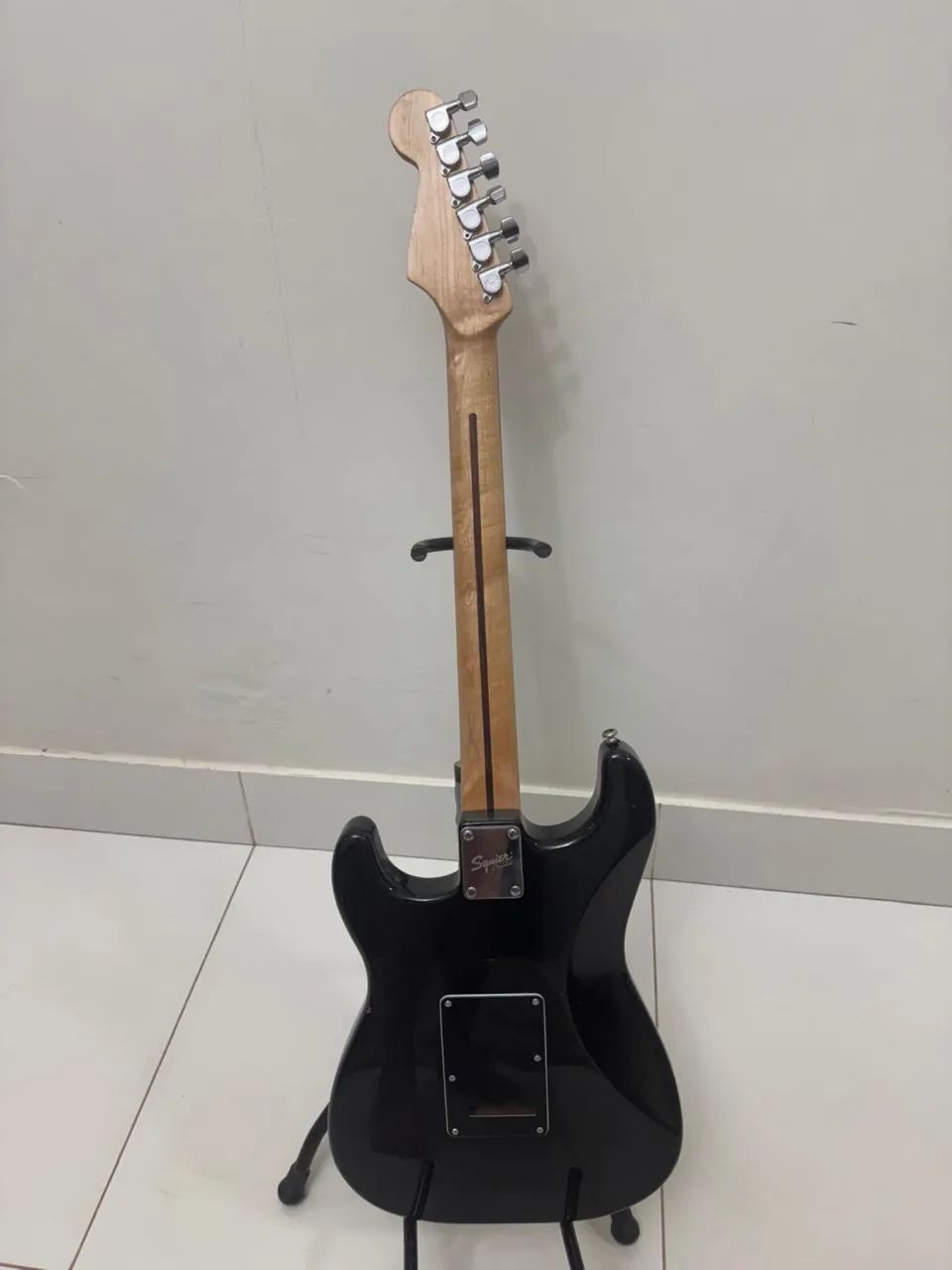 Guitarra Squier by Fender Stratocaster Preta - Foto 5