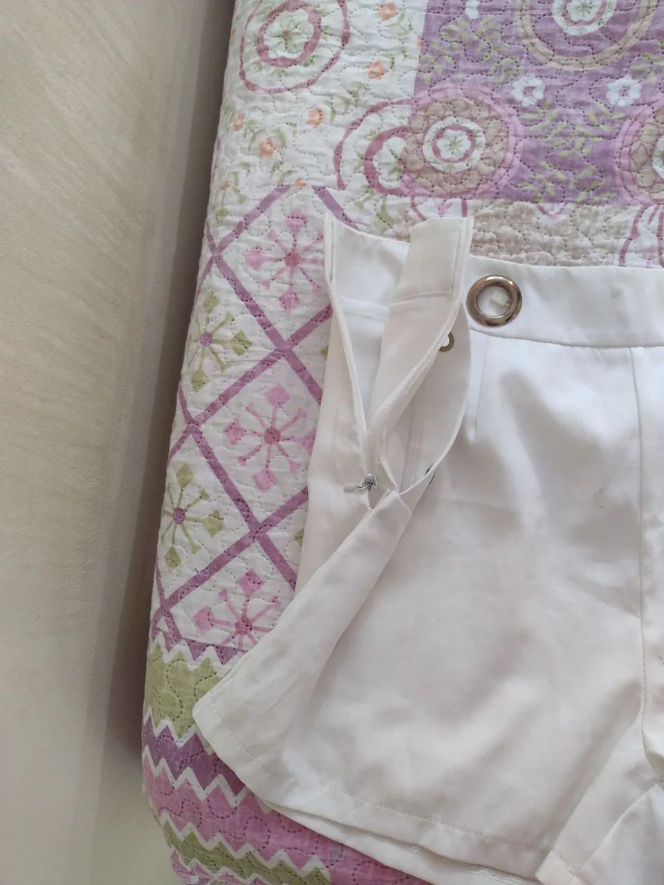 Short branco com problemas no fecho - Foto 2