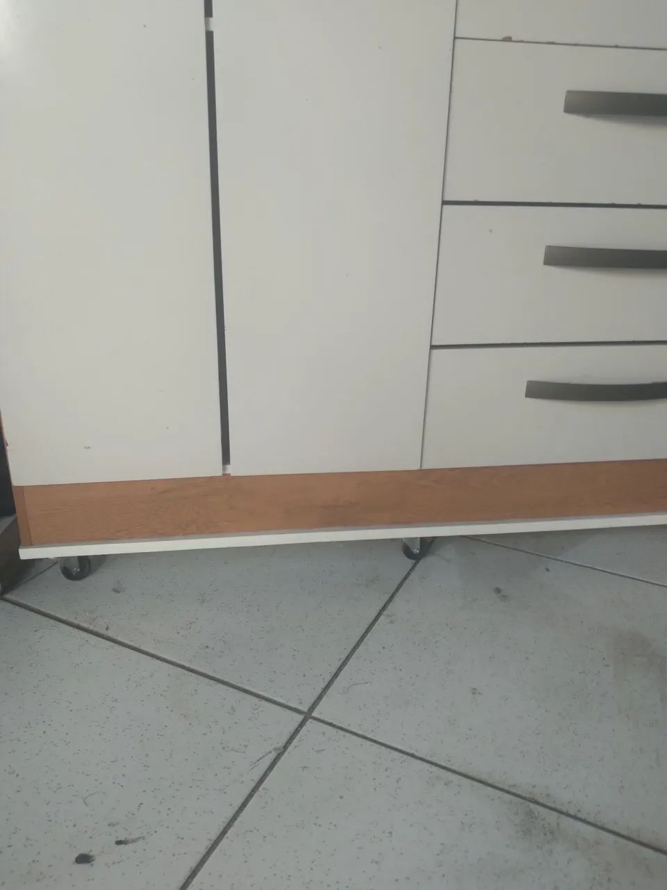 Guarda roupa já com rodinhas e usado  - Foto 2