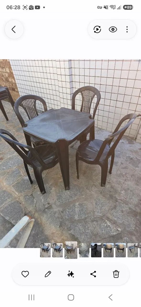 Mesa com 4 cadeiras de plástico preta