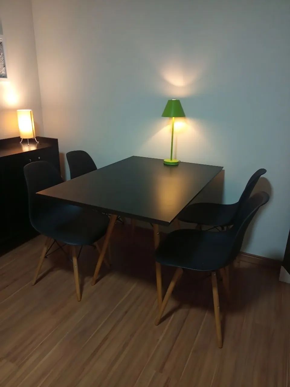 Mesa preta com 4 cadeiras  - Foto 2