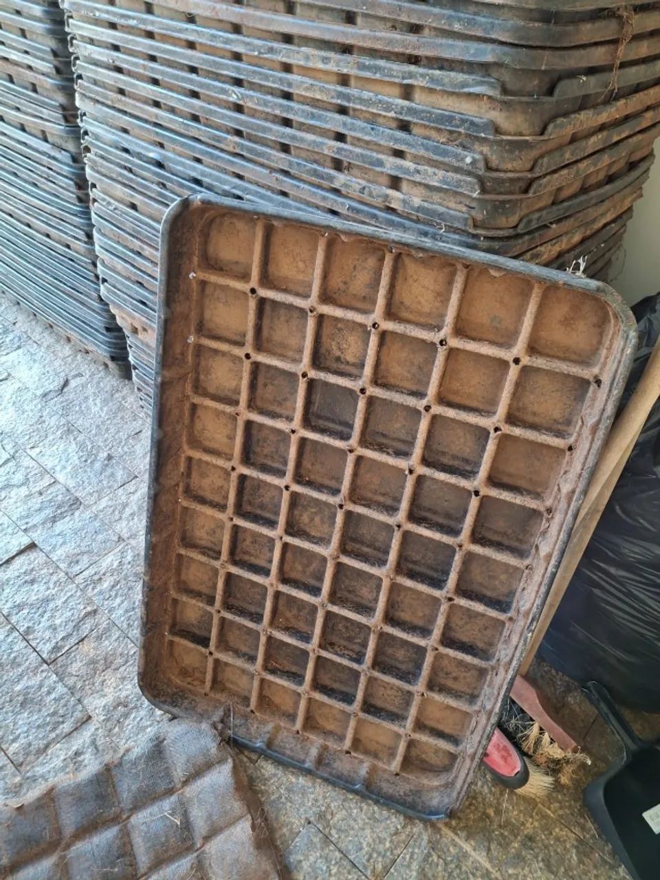 Vende-se 89 bandejas usadas para plantio em hortas, jardins e telhados verdes - Foto 4