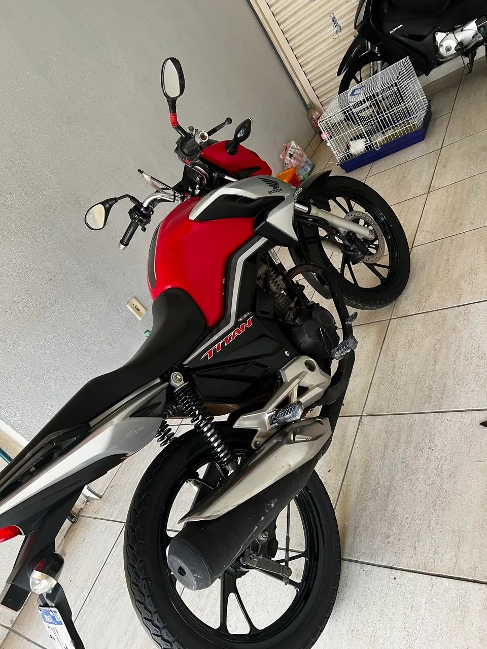 Titan 160 bem conservada 