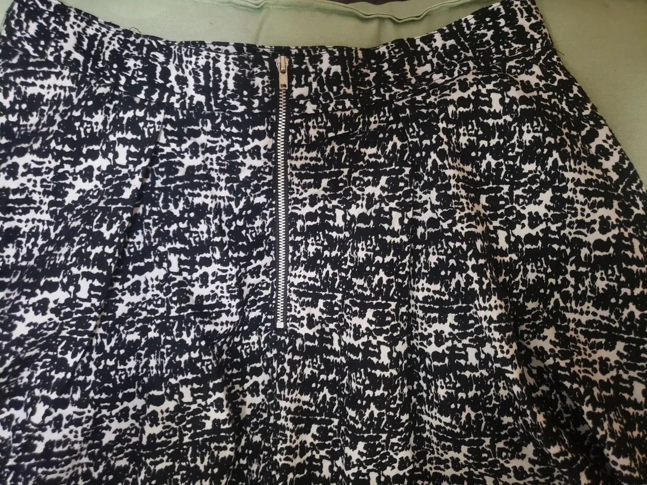 Saia h&m estampada preta e branca 38 - Foto 3