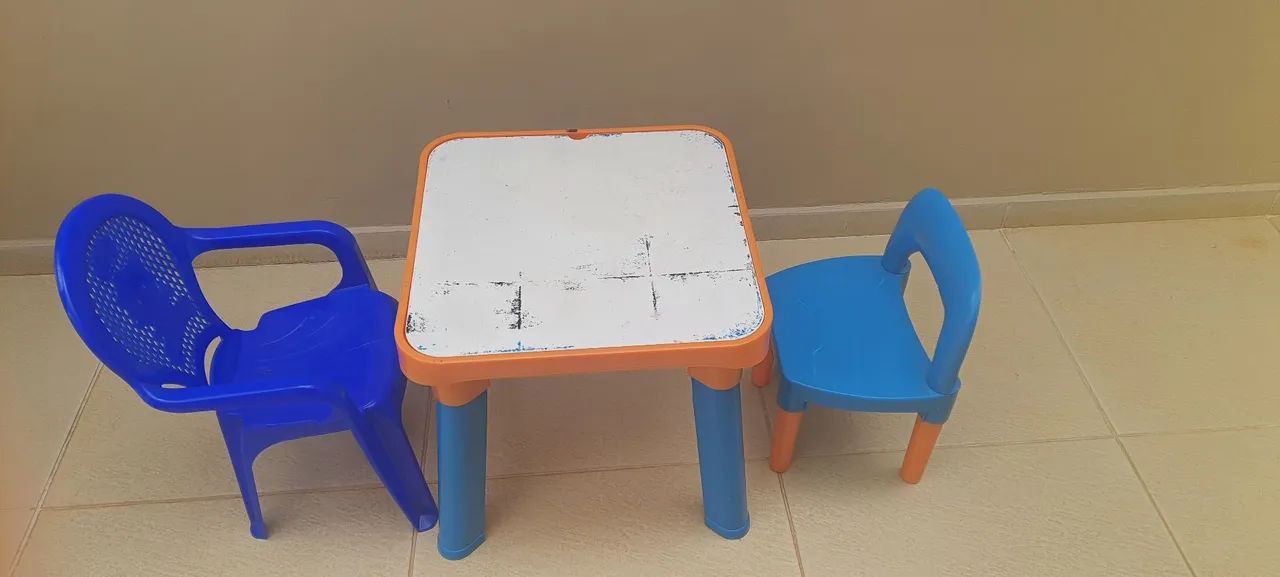 Mesinha infantil com 2 cadeiras