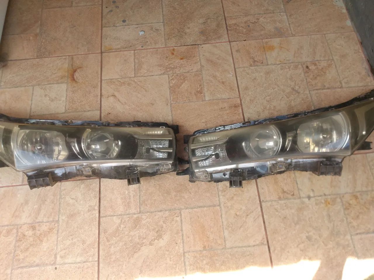 Par de farol Corolla 2015 
