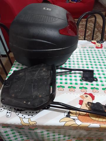 Vendo baú de moto protork com o suporte da cb300 semi novo