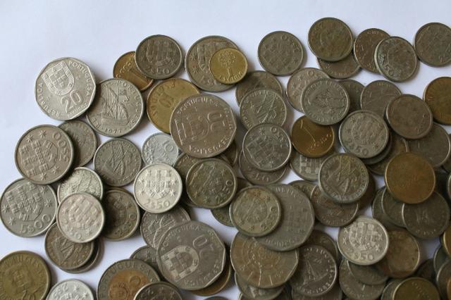 Lote com 100 moedas de Portugal de anos variados - Foto 2
