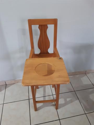 Cadeirinha em madeira para papinha