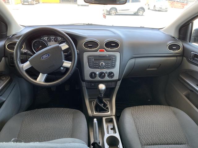 Focus GLX sedam 1.6 completo 4 pneus novos - Foto 12