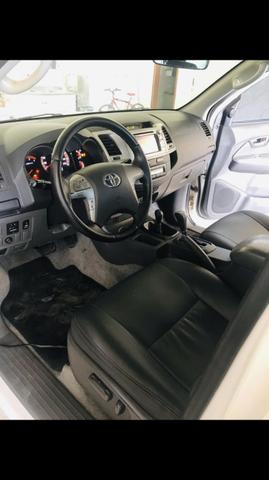 Hilux SRV 2012 com controle de tração, bancos elétricos e roda 17 original - Foto 5
