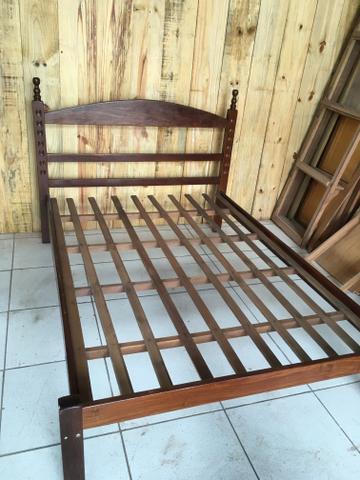 Cama de madeira maciça de Angelim Pedra