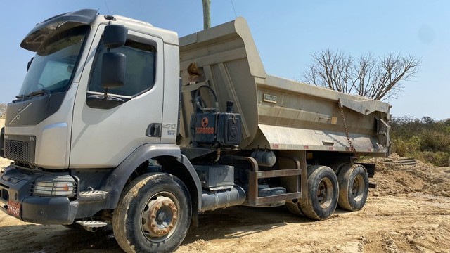 VENDE-SE OU TROCA-SE VOLVO VM 270
