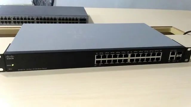 Switch Cisco Sf200-24 de 24 portas 10/100 + 2 portas Combo Gb SfP
