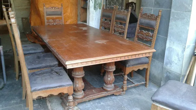 Mesa de madeira maciça talhada 