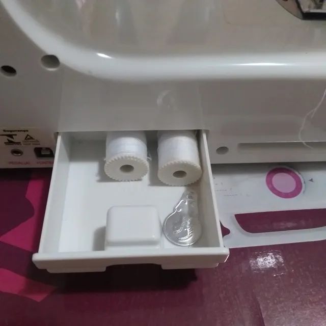 Máquina de Costura Portátil Bella Elgin - Semi-Nova - R$ 359,00 - Foto 2