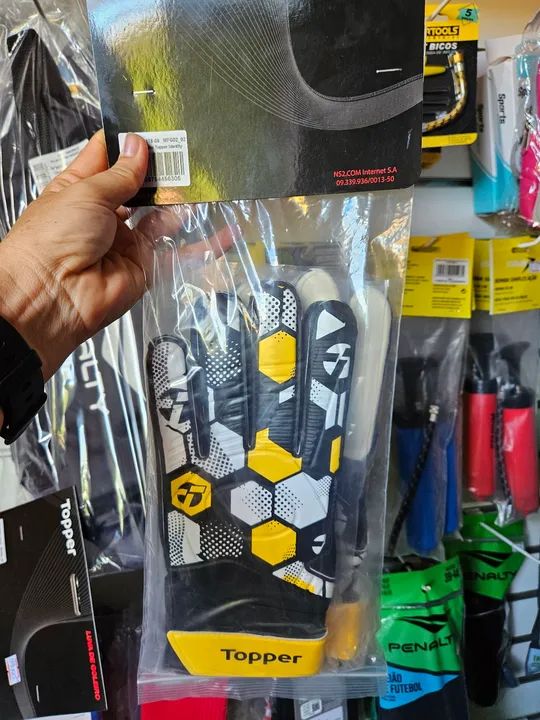 Luva de goleiro topper R$99.00 AVISTA. 