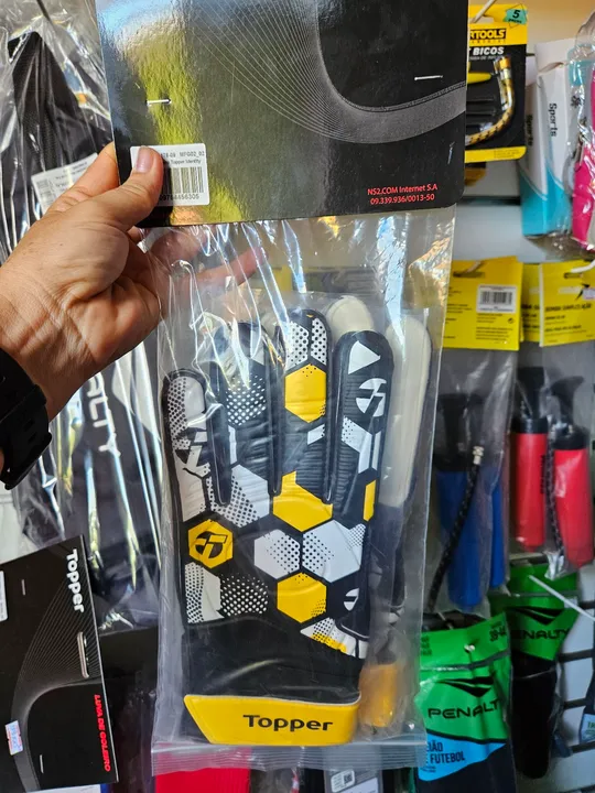 Luva de goleiro topper R$99.00 AVISTA.