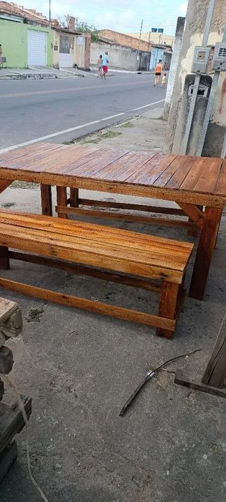 Mesa de madeira rústica com bancos - Foto 4