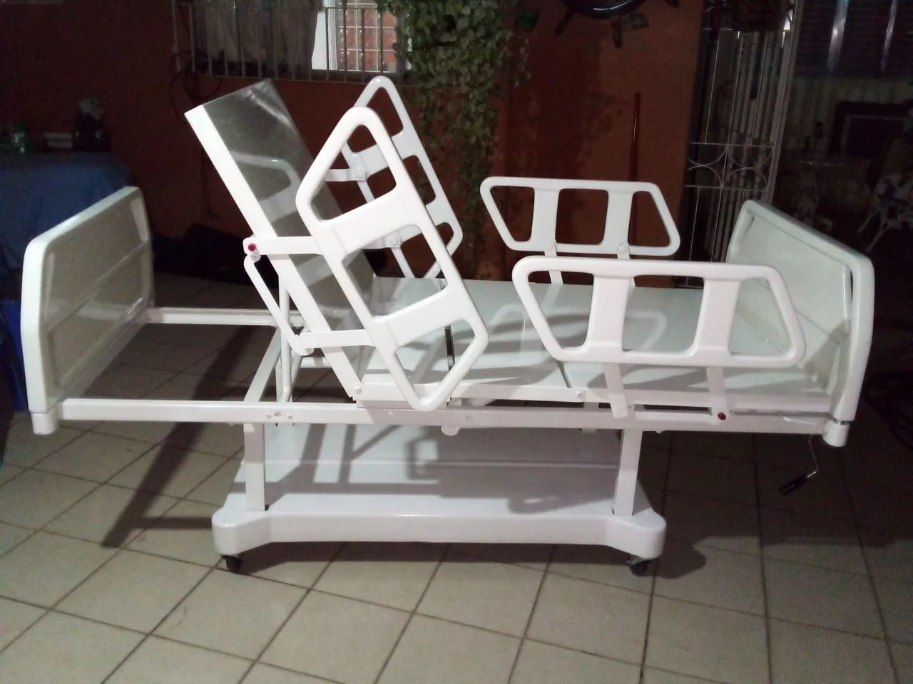Cama de hospital com colchão e 4 grades qualidade altíssima.  - Foto 3