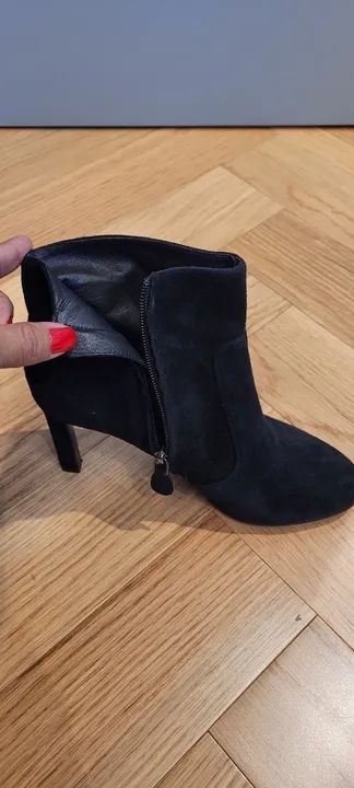 Botas de cano curto em camurça preta - Foto 3