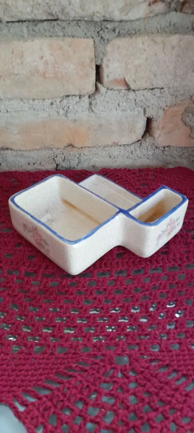 Antiga peça em porcelana 