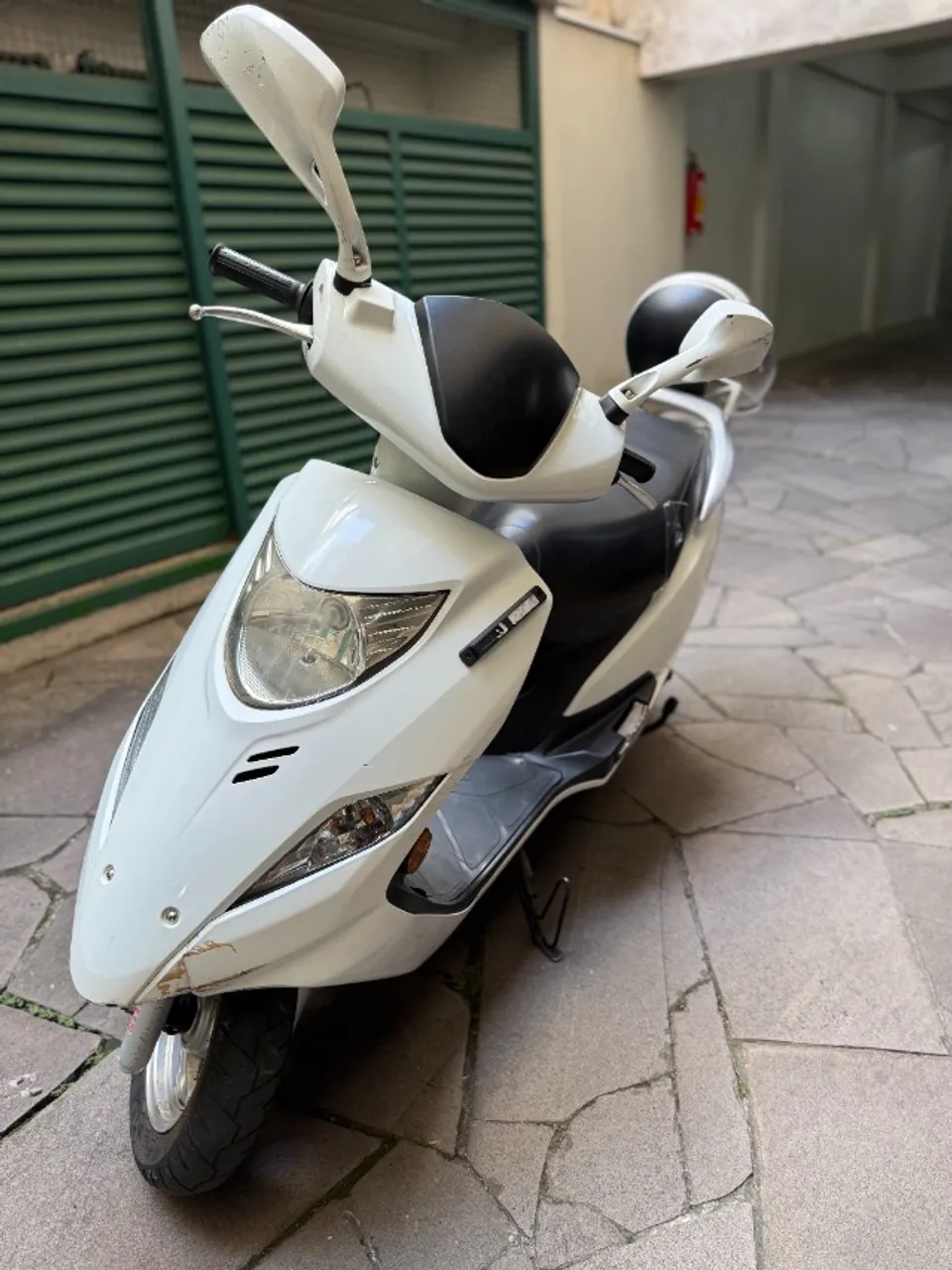 MOTO BURGAMNN 125 CC SEMI NOVA + CAPACETE