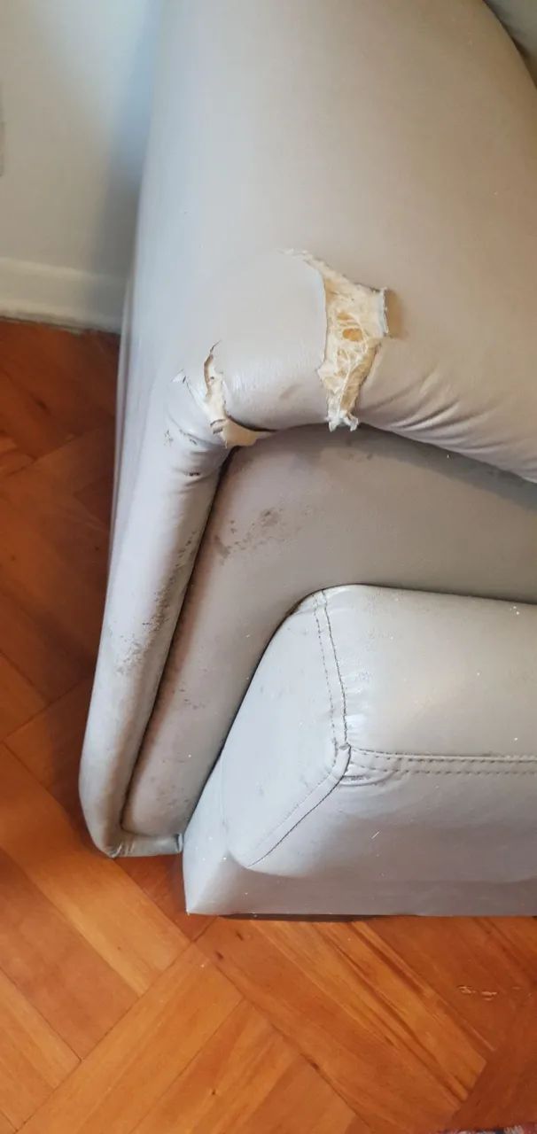 Sofá de 2 lugares em courino bege - Foto 3