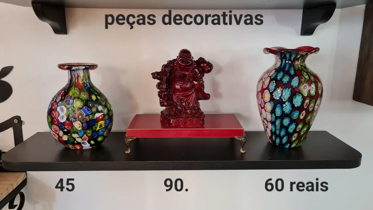 Vasos decorativos e escultura Buda