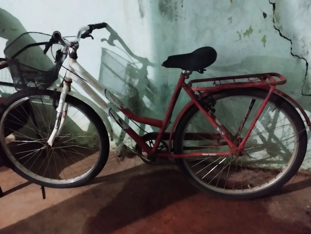 Bicicleta vermelha e branca