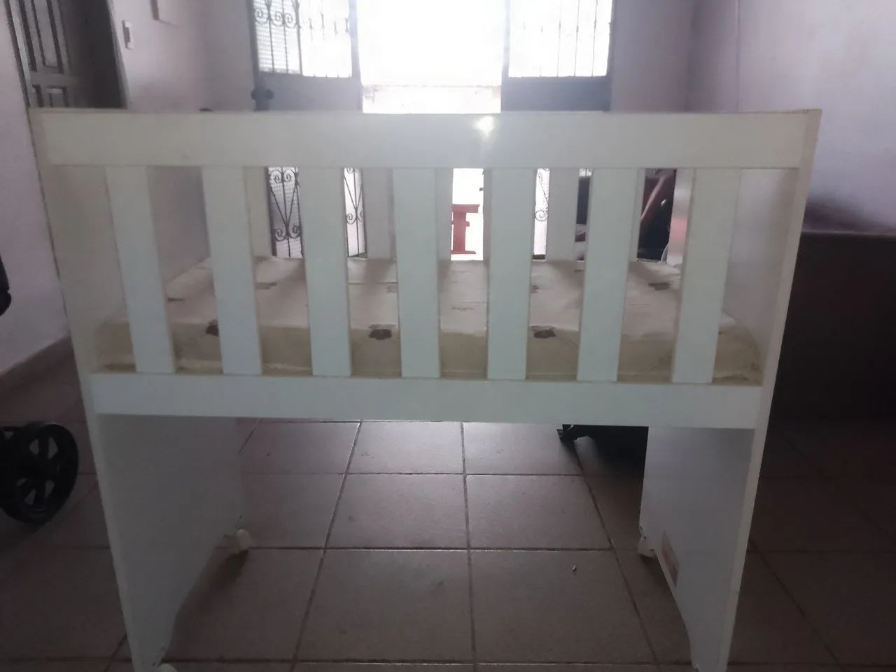 Berço de madeira branco