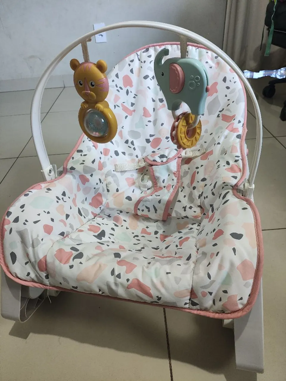 Cadeira de Descanso para Bebê Fisher Price com Brinquedos e vibração
