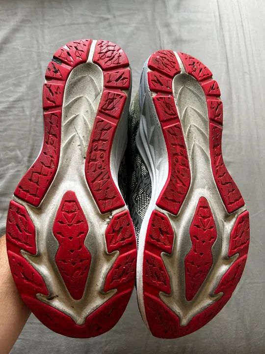 Asics Novablast 3 - TAM 42 - ÓTIMO ESTADO - Foto 4