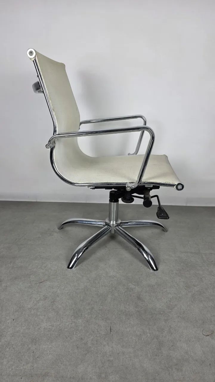 Cadeira de Escritório, aço cromado e reclinavel. Amortecedor não funciona - Foto 4