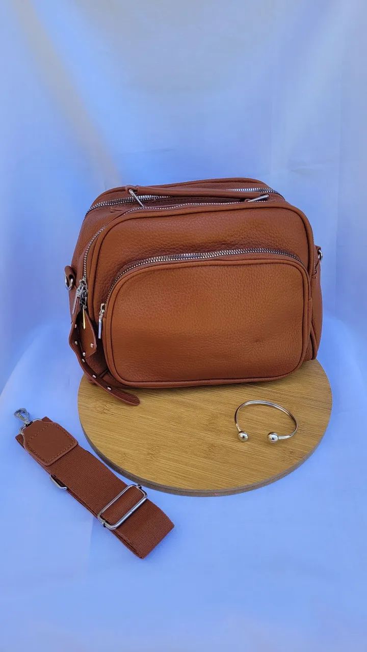 Bolsa média marrom com detalhes prateados e alça longa ajustável