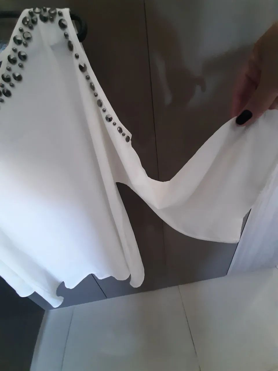 Blusa branca com detalhes em metal - Foto 5