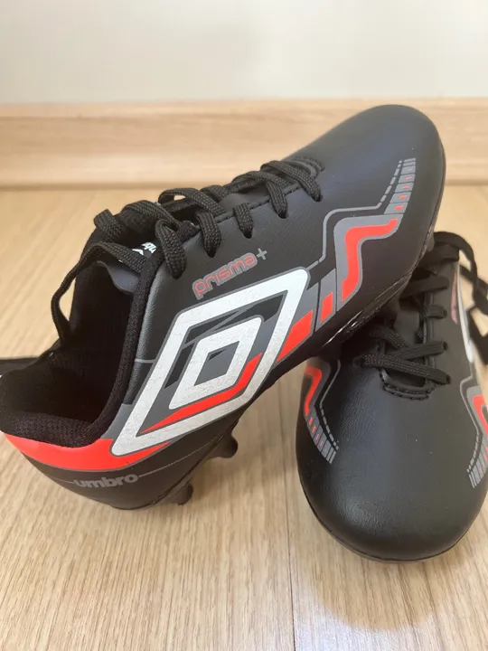 Chuteira de campo marca Umbro. Tamanho: 29