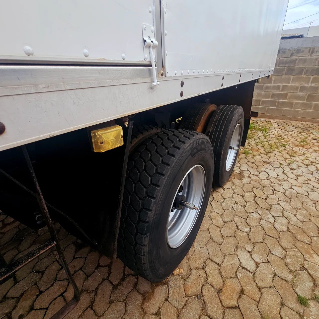 Caminhão 24.250  (2009) com baú de  refrigerado  - Foto 11