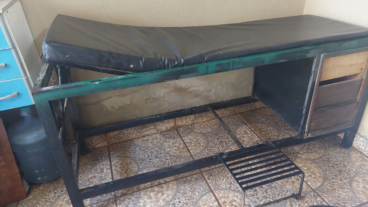 Cama para procedimentos estéticos ou exames médicos. 