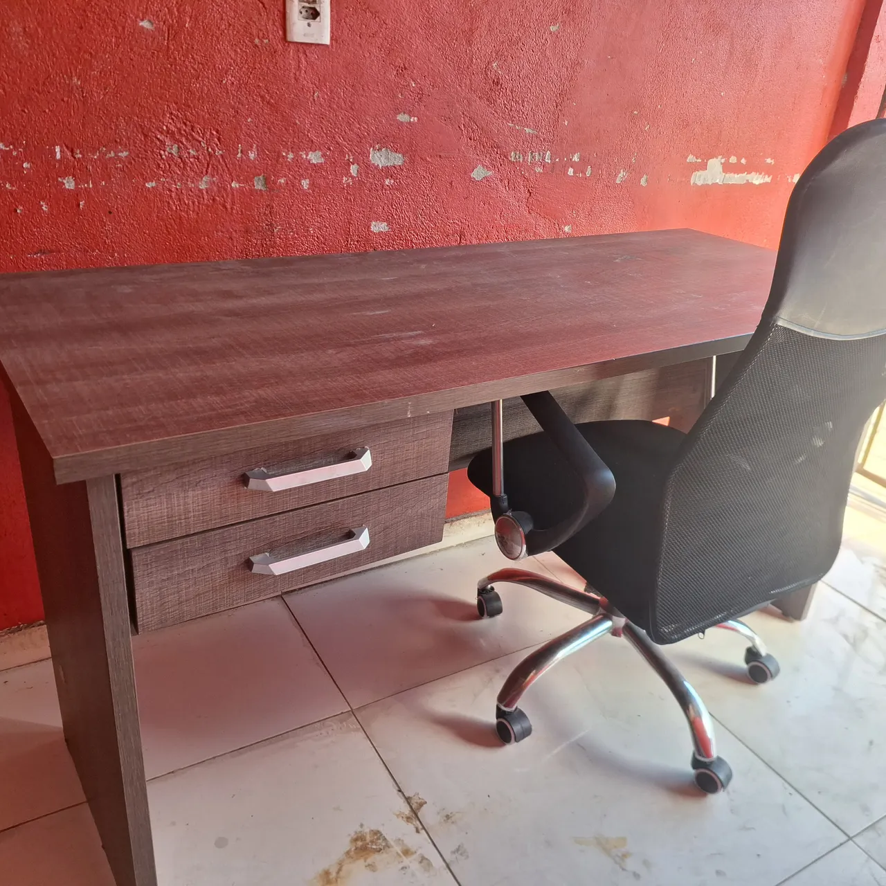 Mesa de escritório com gavetas e cadeira