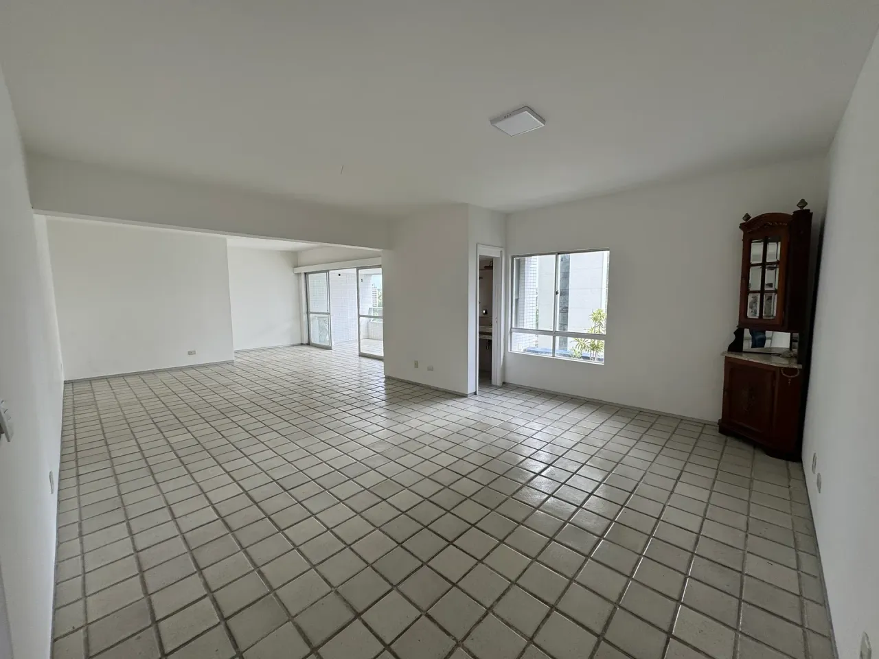 Apartamento para alugar em Casa Forte com 230 M², 4 quartos(2 Suítes), Ampla Varanda, 3