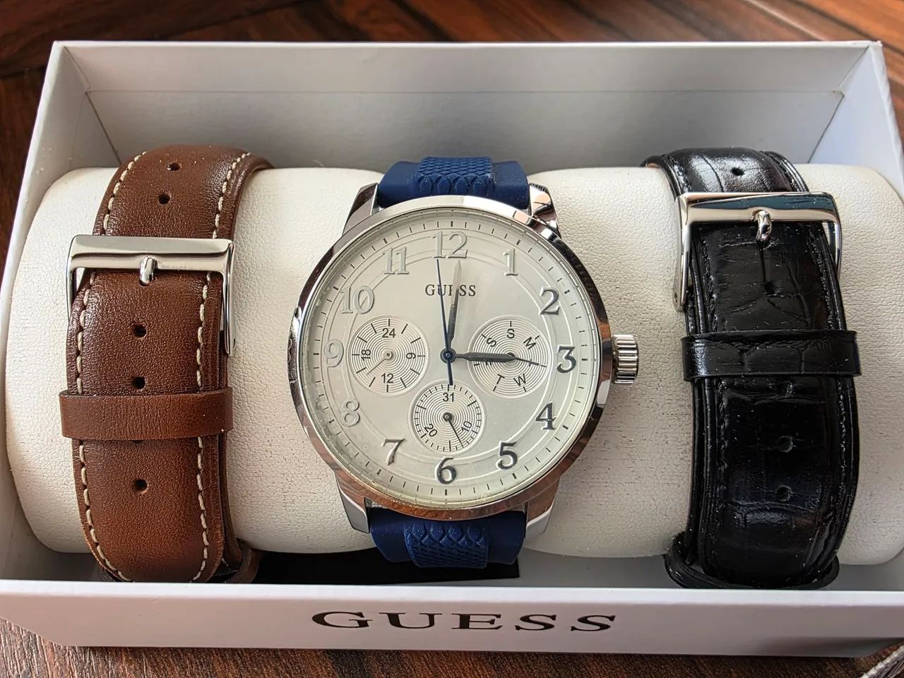 Relógio Guess com 3 pulseiras - W1127G1