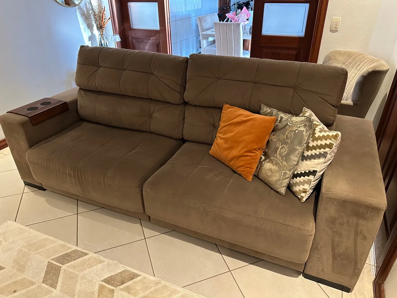 Sofá retrátil 3 lugares com design moderno