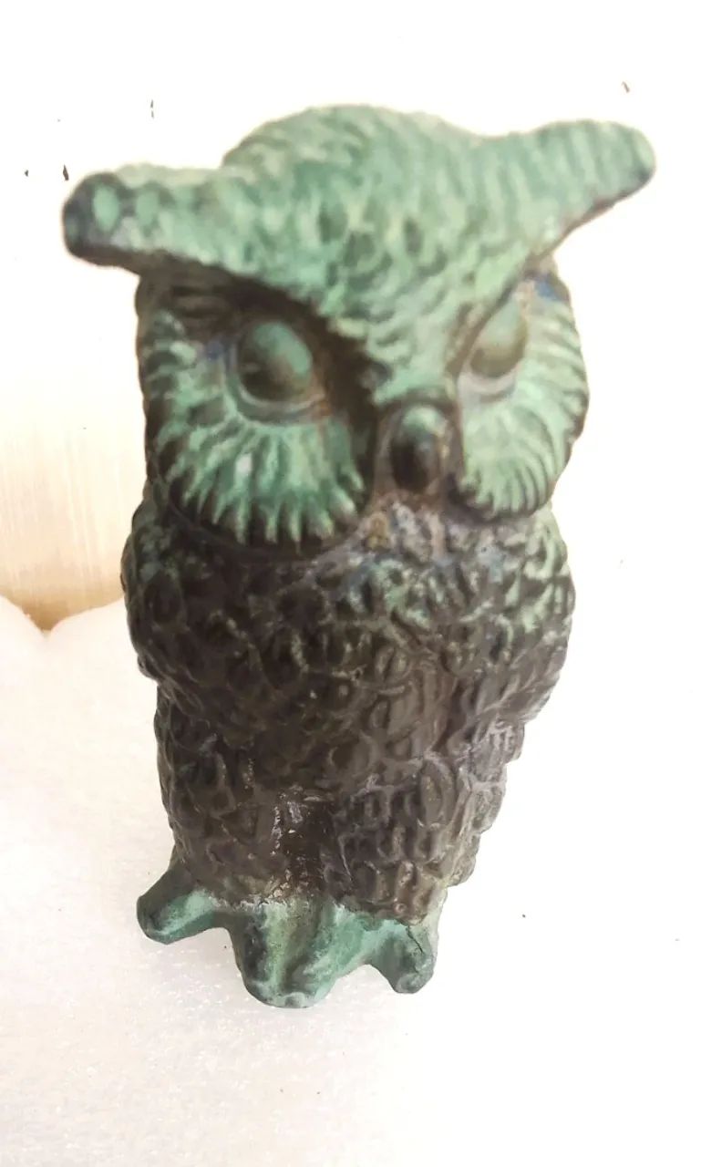 Antiga Escultura Em Metal Cinzelado Representando Coruja Cinzelado - Foto 4