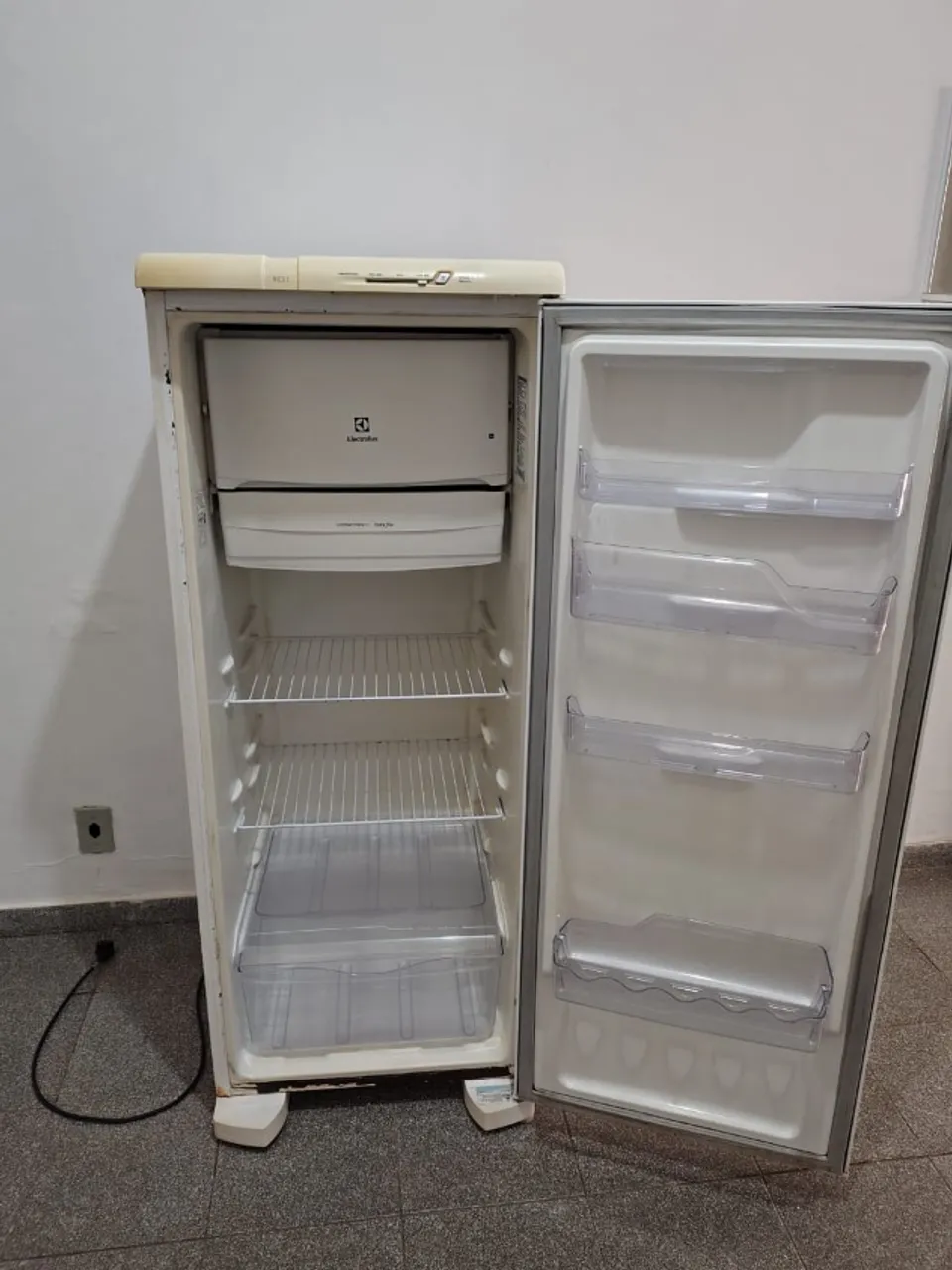 Geladeira Elextrolux 240 litros