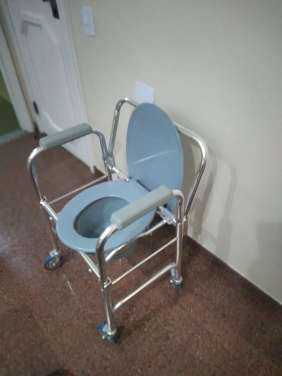 Cadeira de Banho Higiênica C/coletor e Assento C/tampa 100kg - Foto 3