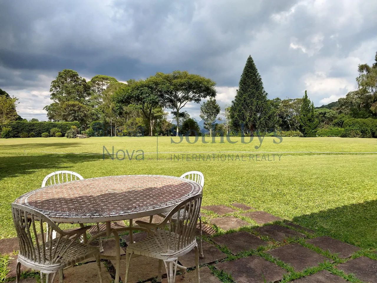 Casa linear com amplo gramado - Foto 4