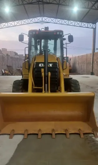 Retroescavadeira Caterpillar 2019