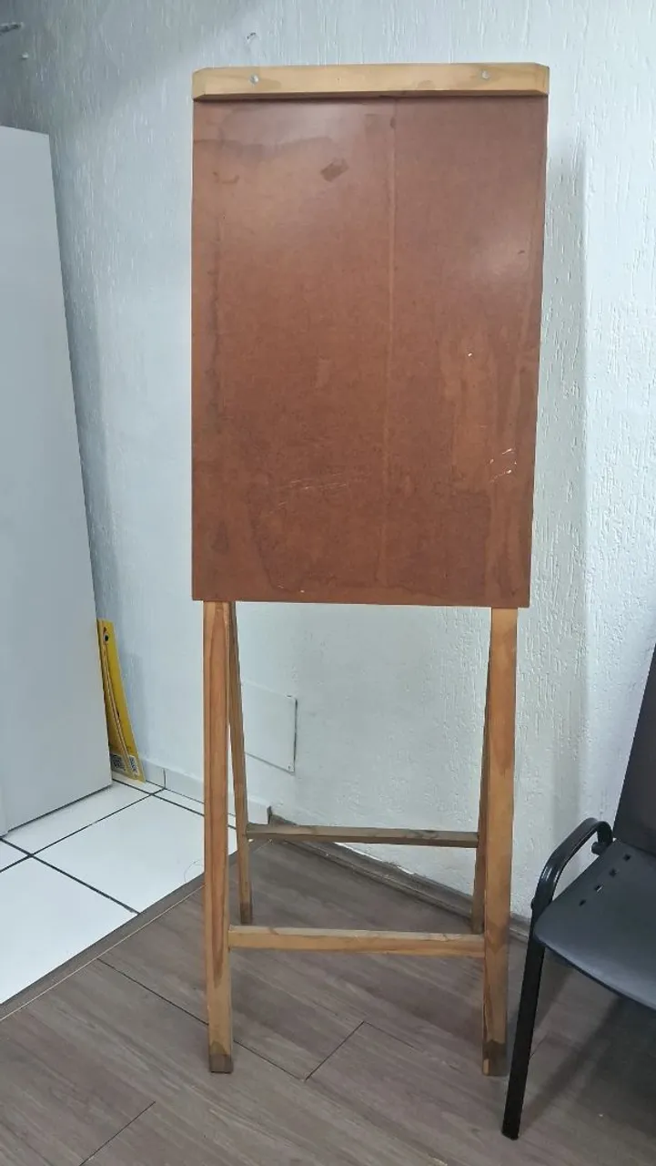 Quadro de avisos em madeira